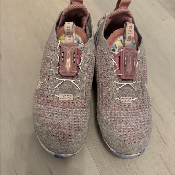 Nike Women's Air Vapormax 2020‎ Flyknit in Light Arctic Pink size 6.5 - Picture 2 of 6